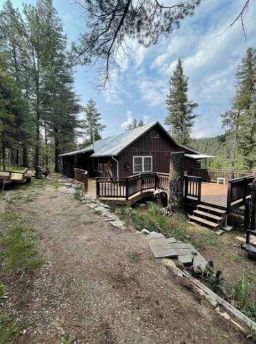 5 Arrows Cabin, quiet and quaint, backs up to the Nat'l forest!