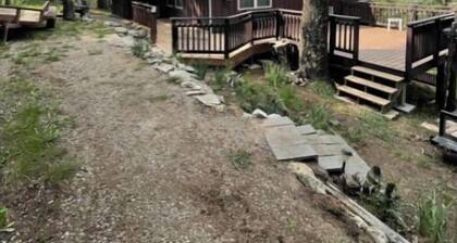 5 Arrows Cabin, quiet and quaint, backs up to the Nat'l forest!