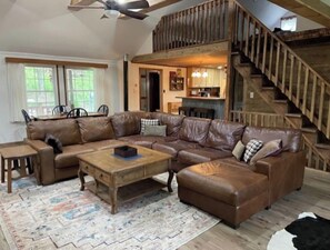 Smart-TV, Kamin, Bücher, Musikbibliothek