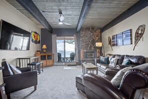 Een televisie en een open haard