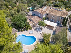A large house with a swimming pool, surrounded by trees and a garden. - Can Verd (Pollensa)
