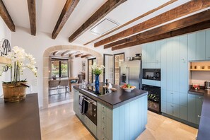 ثلاجة، ميكروويف، فرن، غسالة أطباق