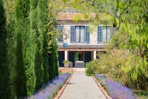 المنشأة من الخارج