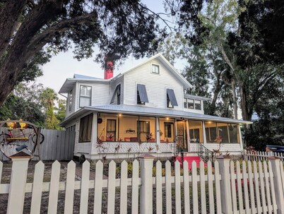 The Flowers House - Downtown Historic Home in the Heart of Mount Dora