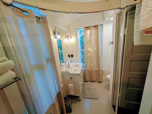 Tina con regadera, amenidades de baño ecológicas, secadora de cabello 
