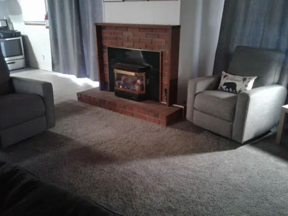 Una televisión, una chimenea