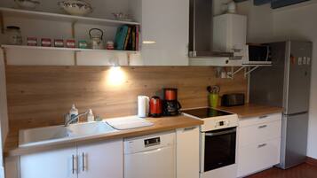 Réfrigérateur, micro-ondes, four, plaque de cuisson