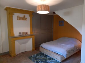 1 quarto, escrivaninha, ferros/tábuas de passar roupa, berço de viagem