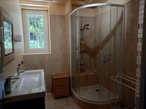 Shower, hair dryer, towels, soap - Ground floor of a charming, comfortable 19th-century house with private garden (Amboise)