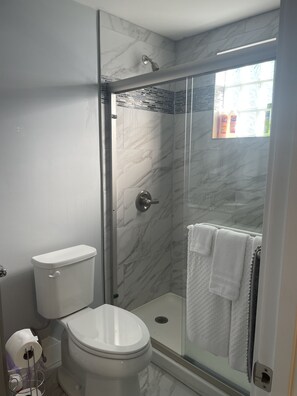 Dusche, Haartrockner, Handtücher, Seife