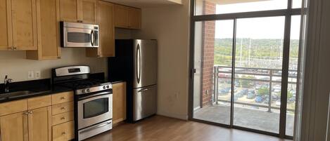 雪櫃、微波爐、焗爐、洗碗機