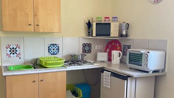 Een koelkast, een magnetron, een oven, een kookplaat