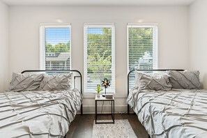 4 bedrooms, desk, iron/ironing board, WiFi - *SLEEPS 12* Keep the Secret *EAST NASH1* 4BR* 4BA* (Nashville)