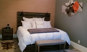 4 bedrooms, desk, iron/ironing board, free WiFi - Luxury Living @ the OrangeRoom over East Point (East Point)