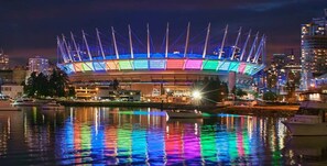 Um estádio com design amplo e aberto, e um teto sustentado por várias colunas.