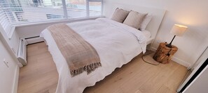 1 habitación, tabla de planchar con plancha y cuna de viaje 