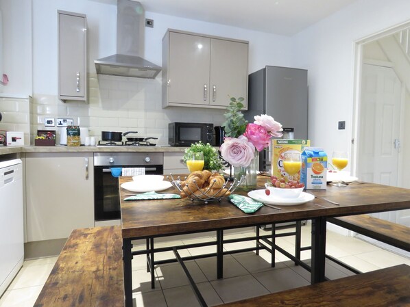 City Double Room | In-room dining - Tudors eSuites 4 Bedroom House (Birmingham)