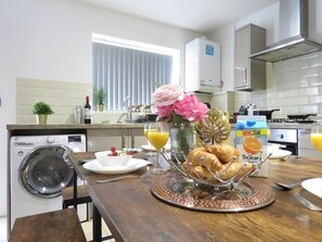 Exterior - Tudors eSuites 4 Bedroom House (Birmingham)