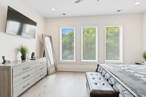 4 bedrooms, desk, iron/ironing board, WiFi