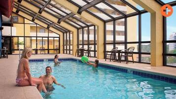 Een binnenzwembad, een buitenzwembad