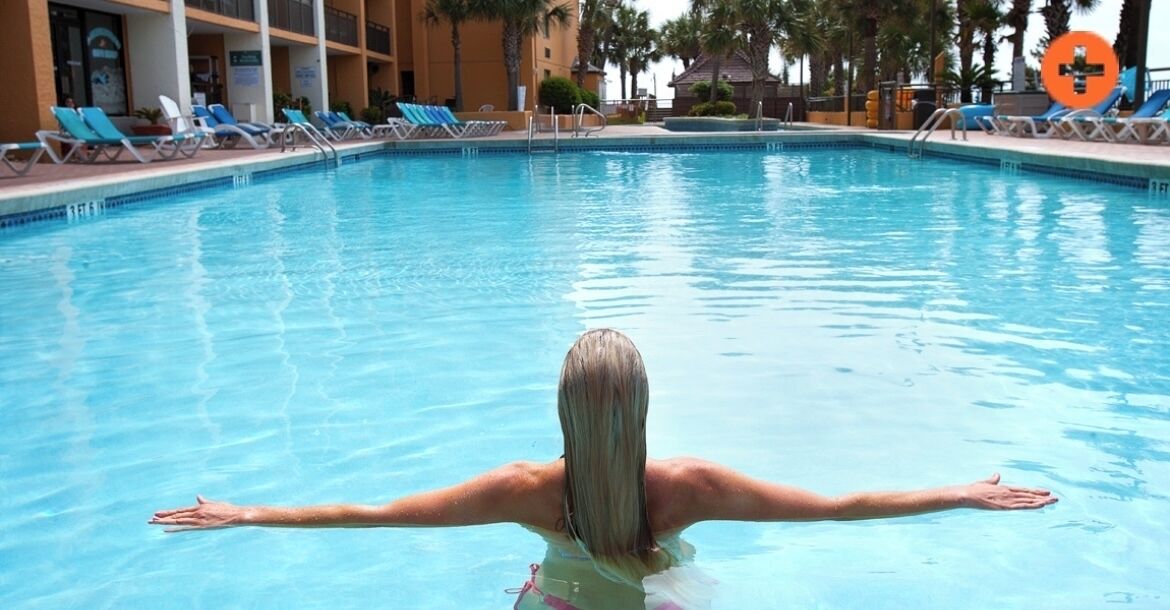 Een binnenzwembad en een buitenzwembad