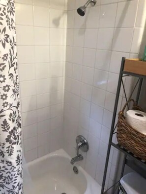 Badekar, hårtørrer, håndklæder, Sæbe
