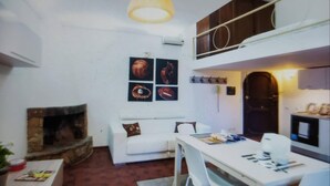 A 2/26 Trastevere Suite with a kitchen area, dining table, and a small seating area. - A Roma Trastevere (Roma)