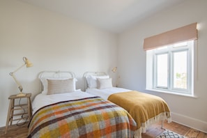 2 slaapkamers, een strijkplank/strijkijzer, wifi (toeslag), beddengoed