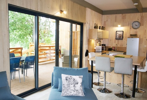 HOUSE WITH AIR CONDITIONING