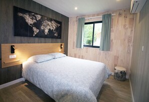 2 dormitorios, tabla de planchar con plancha, cuna de viaje