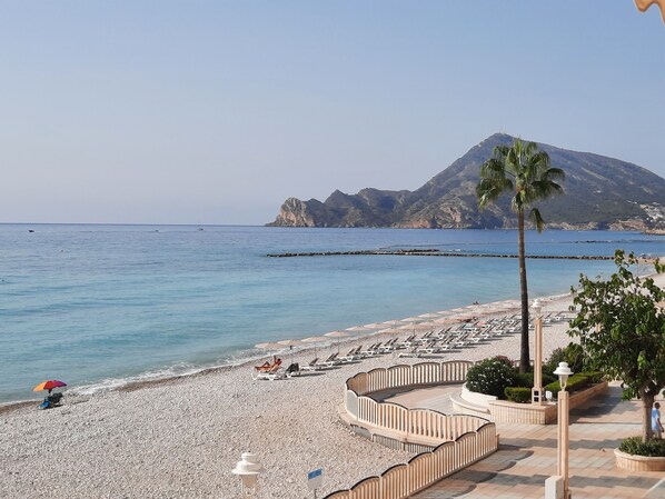 Aan het strand, ligstoelen aan het strand