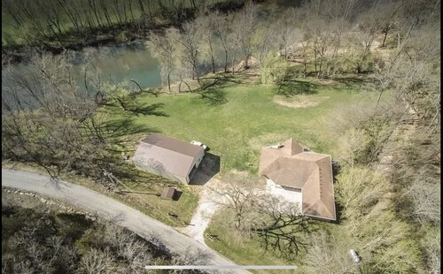 No cleaning fees! Between Branson and Springfield, Sleeps 16! Pet friendly!