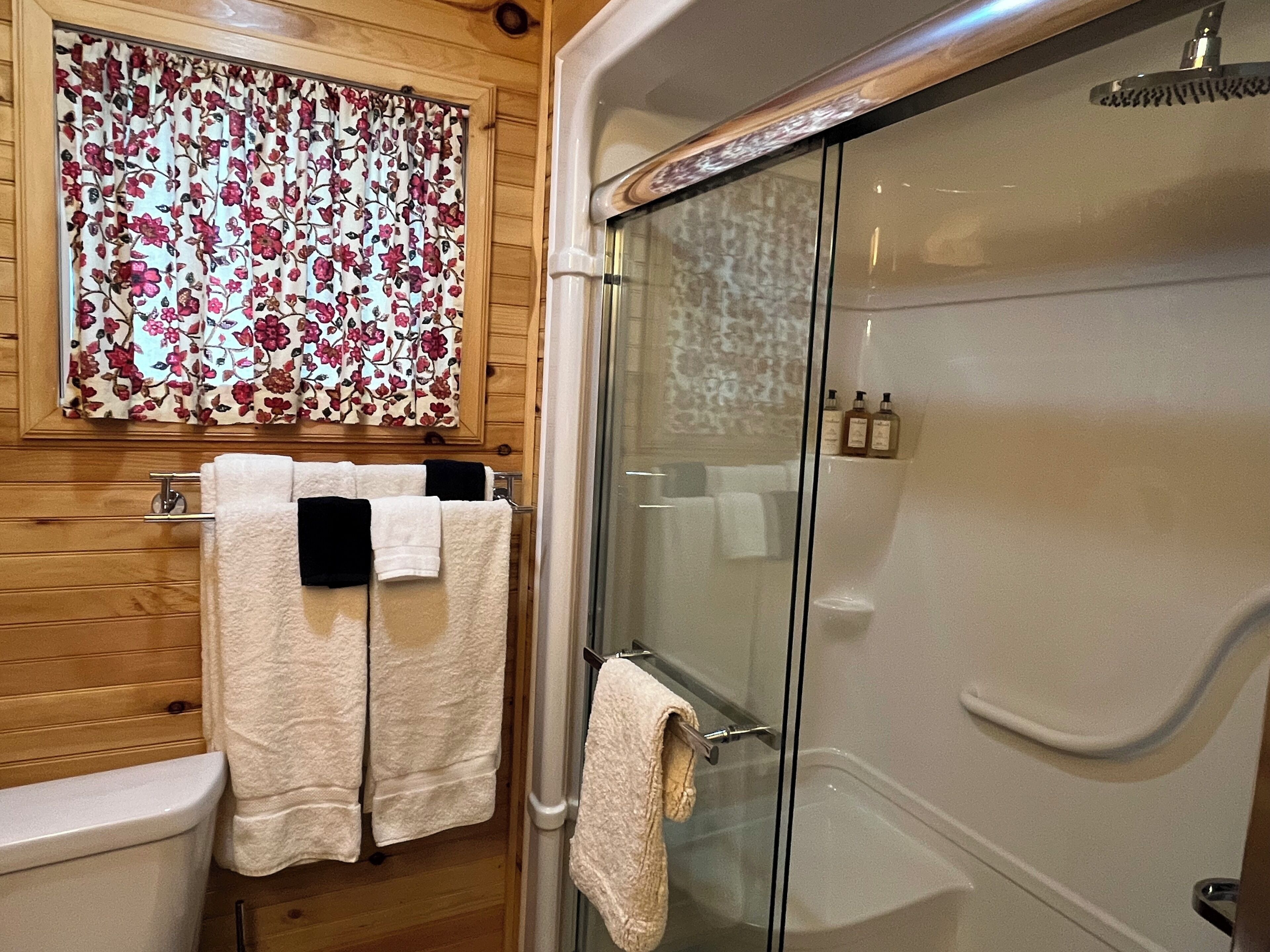 Douche, sèche-cheveux, serviettes fournies, savon