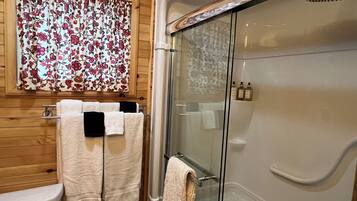 Douche, sĂšche-cheveux, serviettes fournies, savon