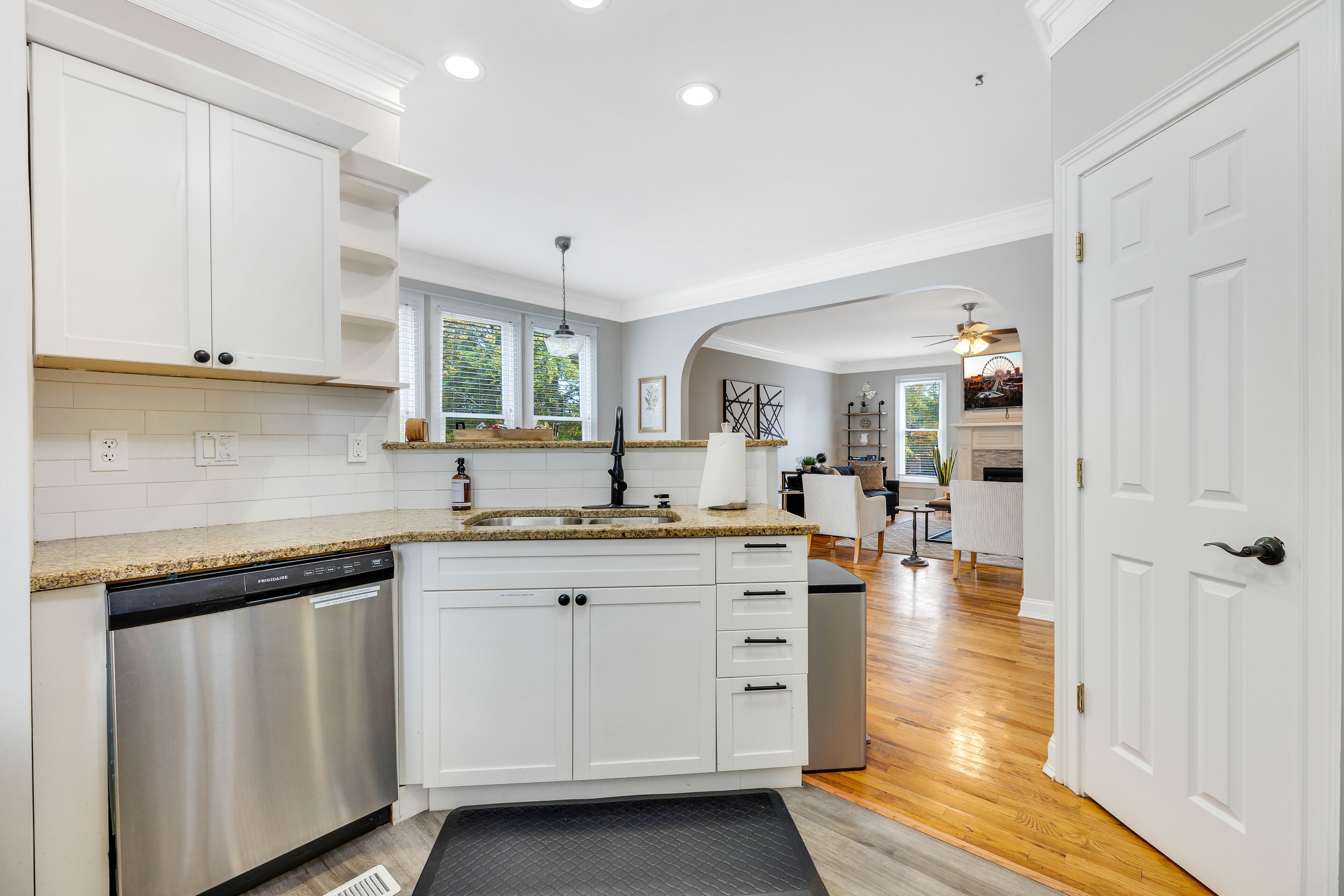 Kühlschrank, Mikrowelle, Herdplatte, Geschirrspüler