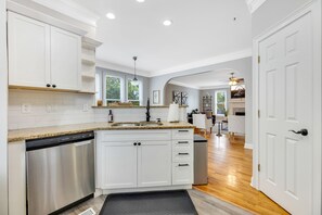 Réfrigérateur, micro-ondes, plaque de cuisson, lave-vaisselle