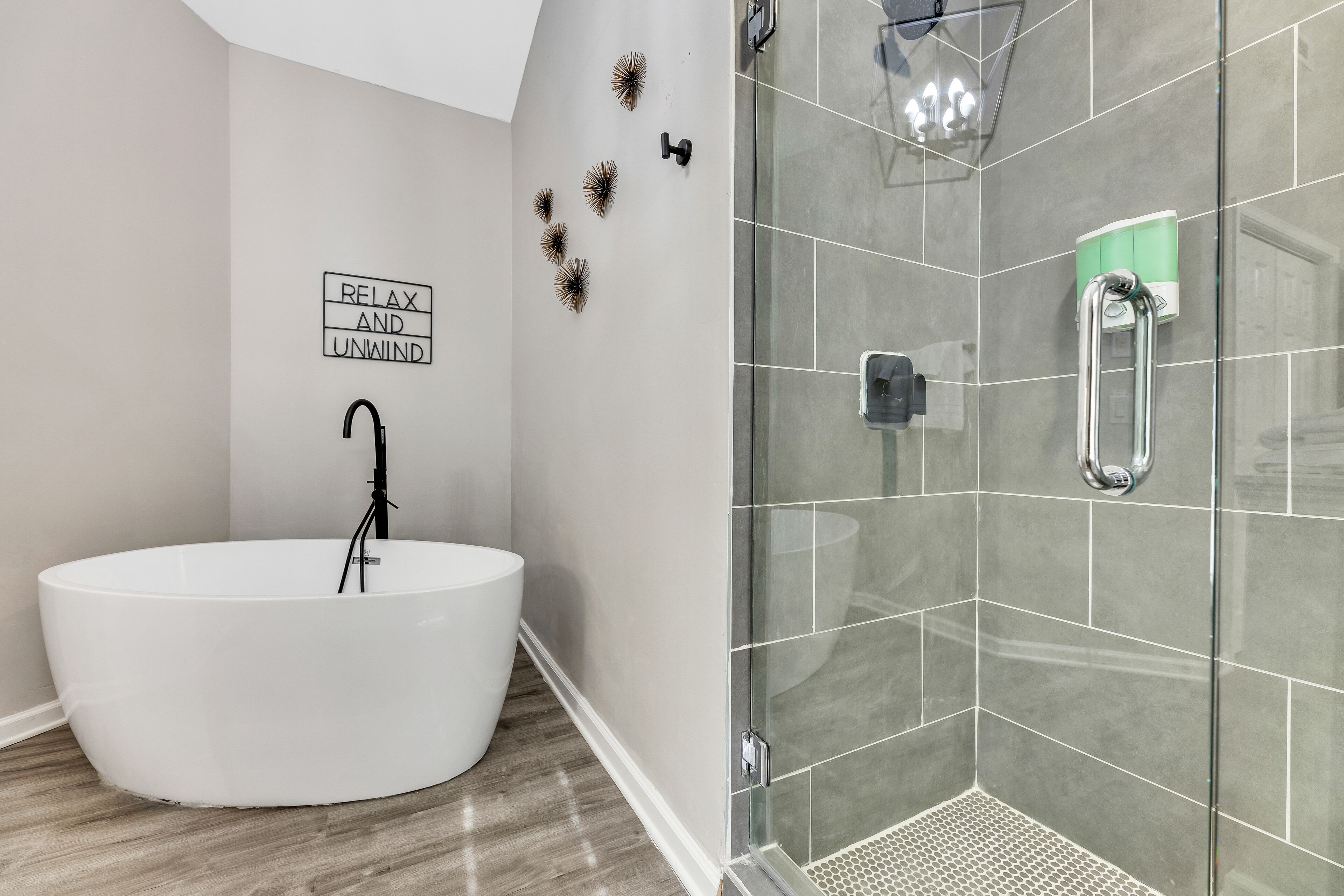 Combined shower/bathtub, hair dryer, towels, soap