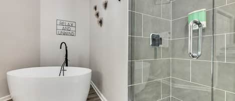 Ensemble baignoire-douche, séchoir à cheveux, serviettes fournies, savon