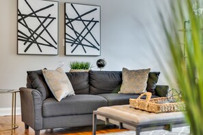 Smart-TV, Kamin, Videospiele, Tischfußball