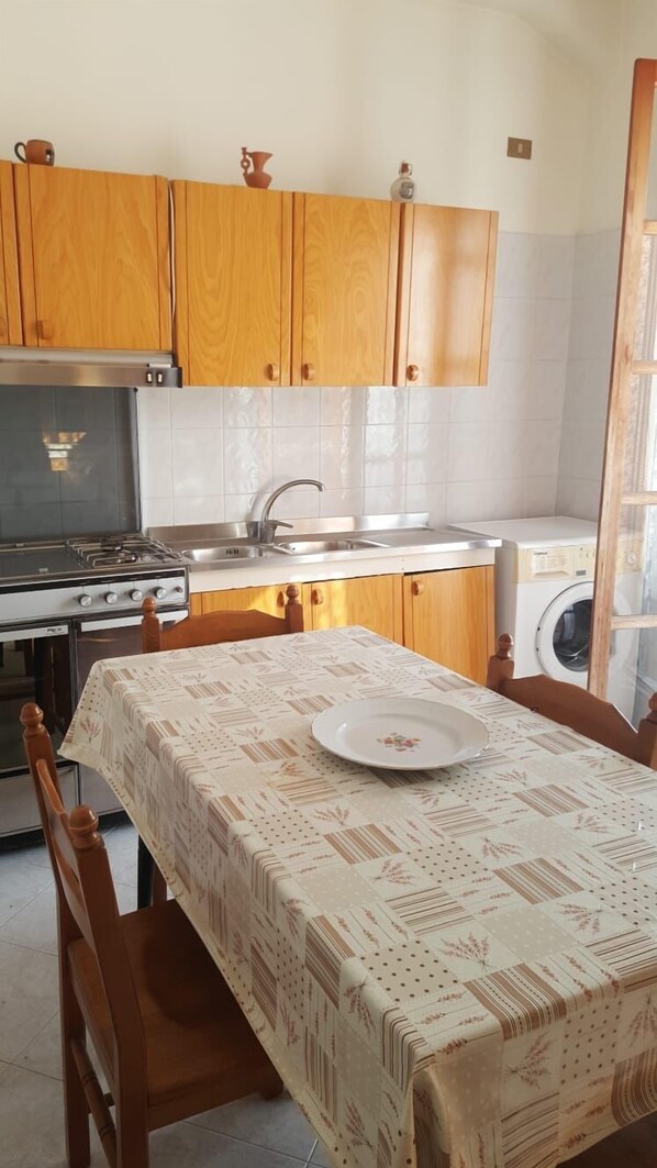 Refrigerador, horno, parrilla de estufa y utensilios de cocina