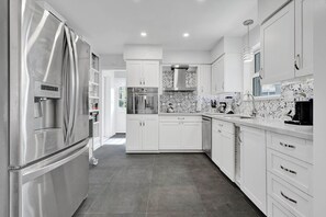 Fridge, microwave, oven, stovetop - Waterfront Home Heated Pool BBQ Parking! (Fort Lauderdale)