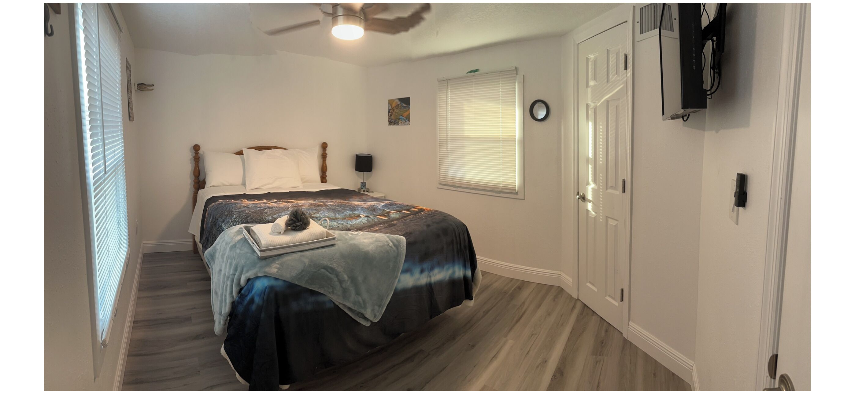 3 quartos, escrivaninha, ferros/tábuas de passar roupa, berço de viagem