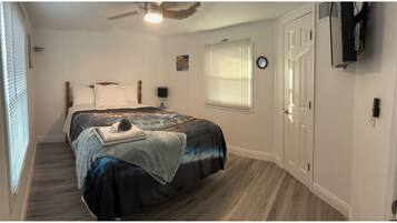 3 quartos, escrivaninha, ferros/tábuas de passar roupa, berço de viagem