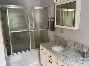 Combined shower/tub, jetted tub, hair dryer, towels - Private Sandy Beach with 125 feet of lake frontage (Paradox)
