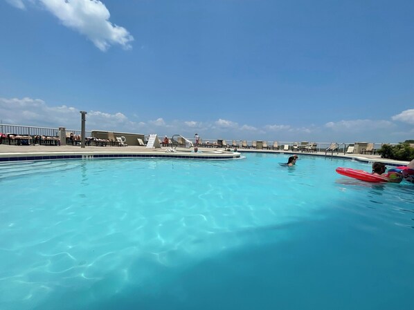 A rooftop pool, a heated pool - **Shore 2 Please** 3/3 Luxury Condo**5 ⭐️ Reviews**Sleeps 8 (Panama City Beach)