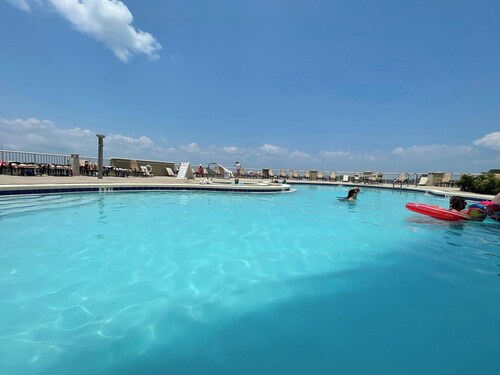 **Shore 2 Please** 3/3 Luxury Condo**5 ⭐️ Reviews**Sleeps 8