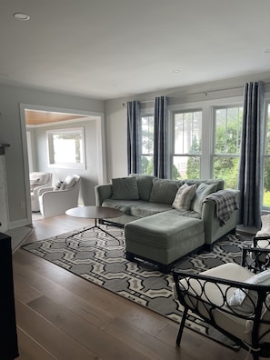 Smart TV, fireplace - Remodeled lake house on Lake Michigan, near Kohler (Oostburg)