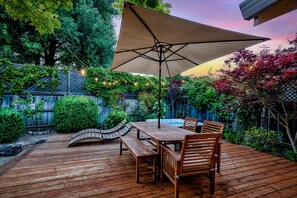 Outdoor dining - Spacious Oasis Hot Tub Backyard Garden 3BR/2BA (Sonoma)
