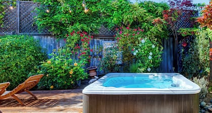 Spacious Oasis, Backyard Rose Garden Hot Tub 3BR/2BA. 5 mins to vineyards!