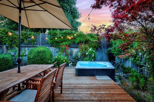 Outdoor dining - Spacious Oasis, Backyard Rose Garden Hot Tub 3BR/2BA. 5 mins to vineyards! (Sonoma County)